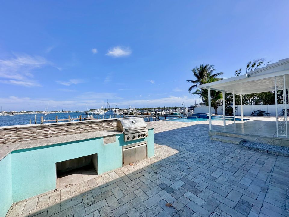 For Sale: $4,900,000 (5 beds, 4 baths, 2138 Square Feet)