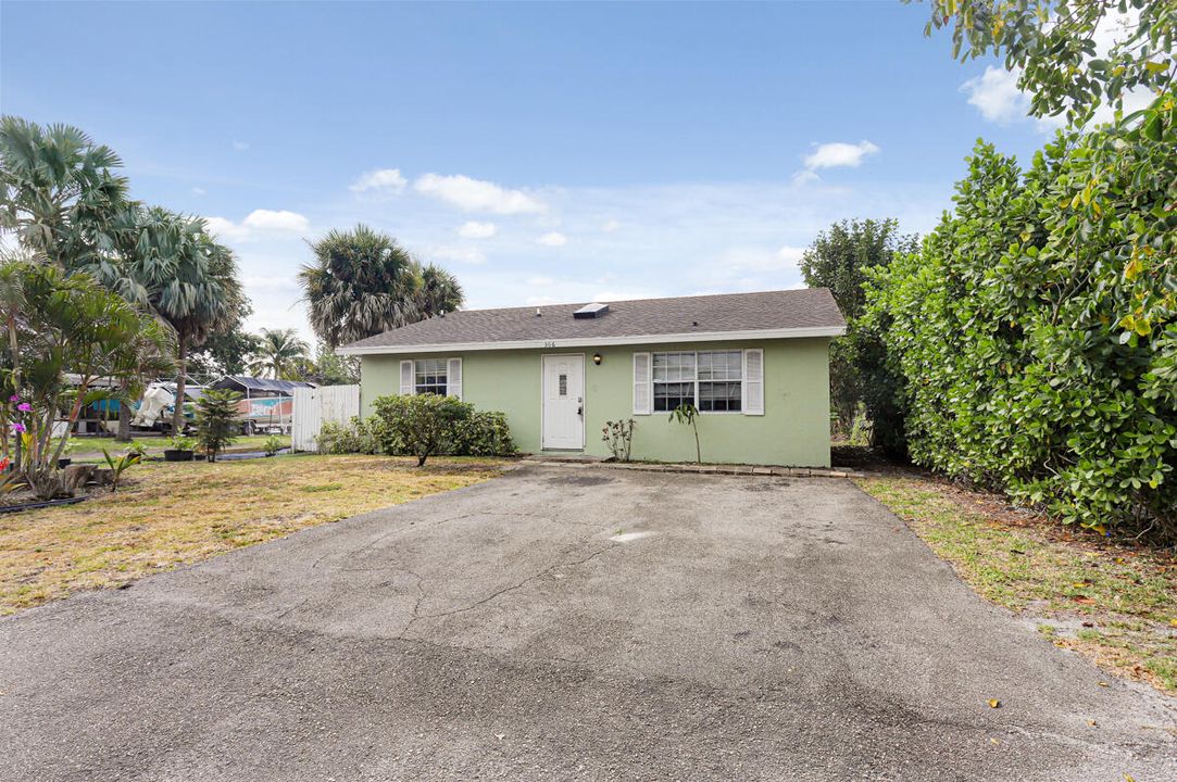 For Sale: $369,900 (2 beds, 2 baths, 1050 Square Feet)