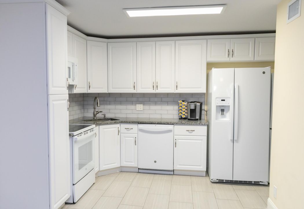 Active With Contract: $195,000 (1 beds, 1 baths, 764 Square Feet)