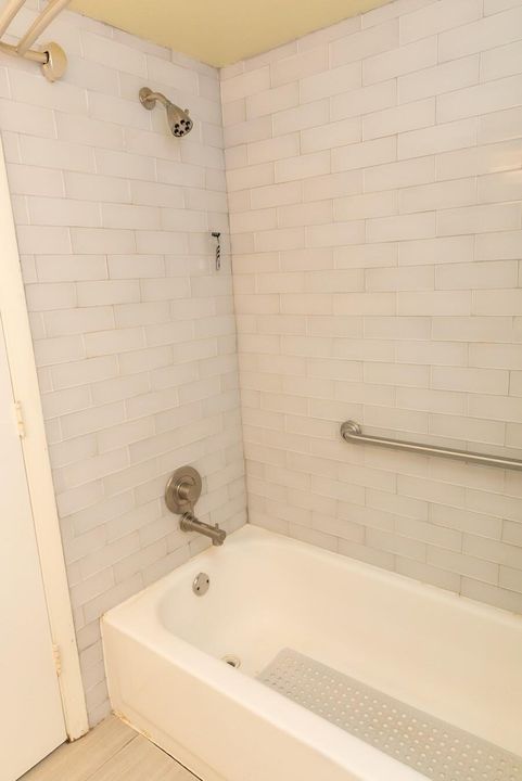 Active With Contract: $195,000 (1 beds, 1 baths, 764 Square Feet)