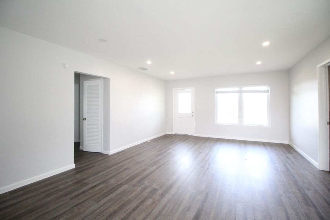 Active With Contract: $2,750 (3 beds, 2 baths, 1218 Square Feet)