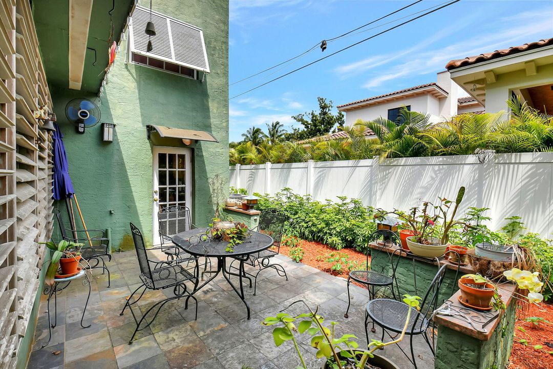 For Sale: $899,000 (2 beds, 2 baths, 1320 Square Feet)