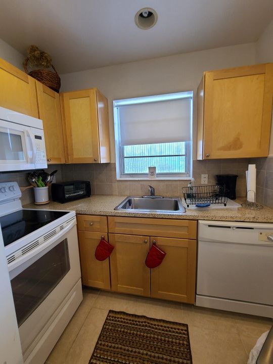 For Sale: $134,900 (1 beds, 1 baths, 646 Square Feet)