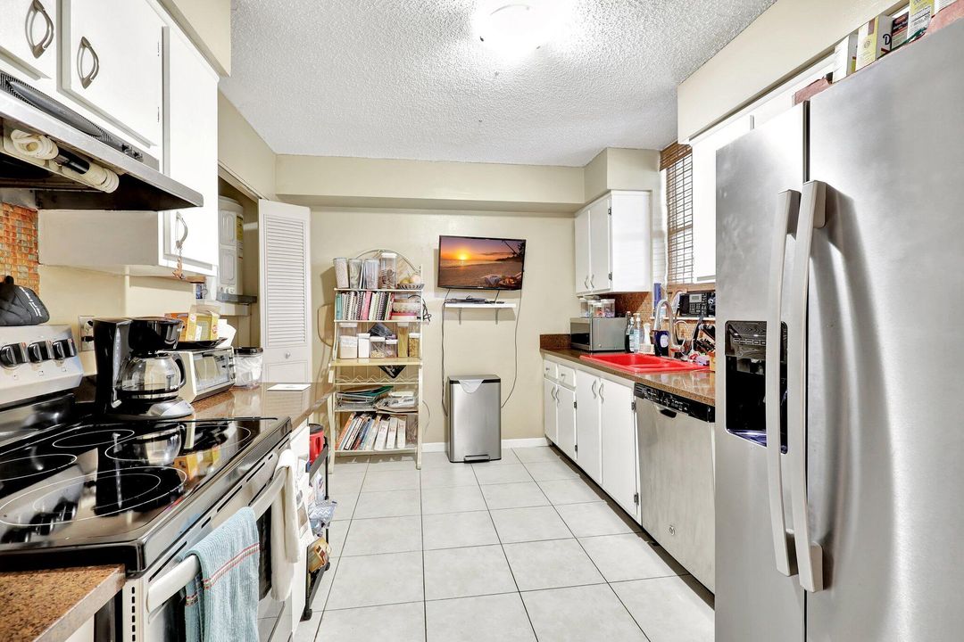 For Sale: $223,000 (1 beds, 1 baths, 798 Square Feet)