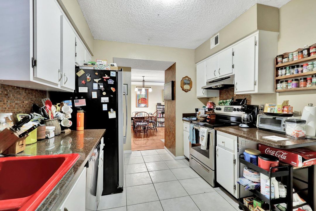 For Sale: $225,000 (1 beds, 1 baths, 798 Square Feet)
