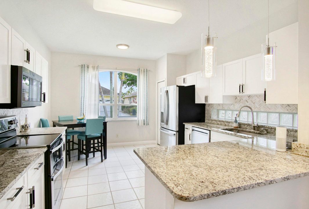 For Sale: $324,900 (2 beds, 2 baths, 1585 Square Feet)