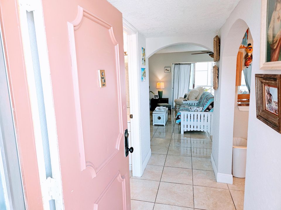 For Sale: $168,000 (1 beds, 1 baths, 775 Square Feet)