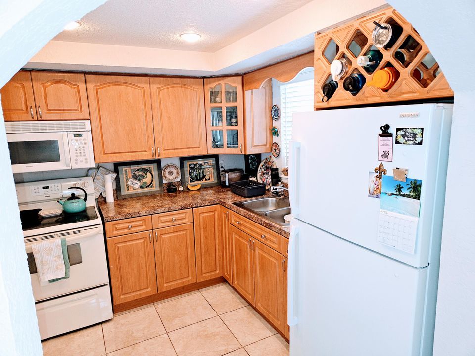 For Sale: $168,000 (1 beds, 1 baths, 775 Square Feet)