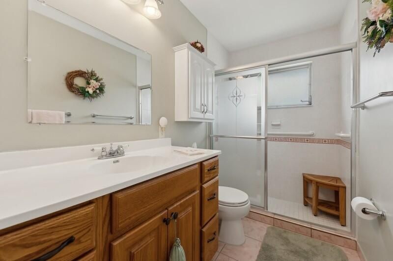 For Sale: $249,000 (2 beds, 2 baths, 1324 Square Feet)