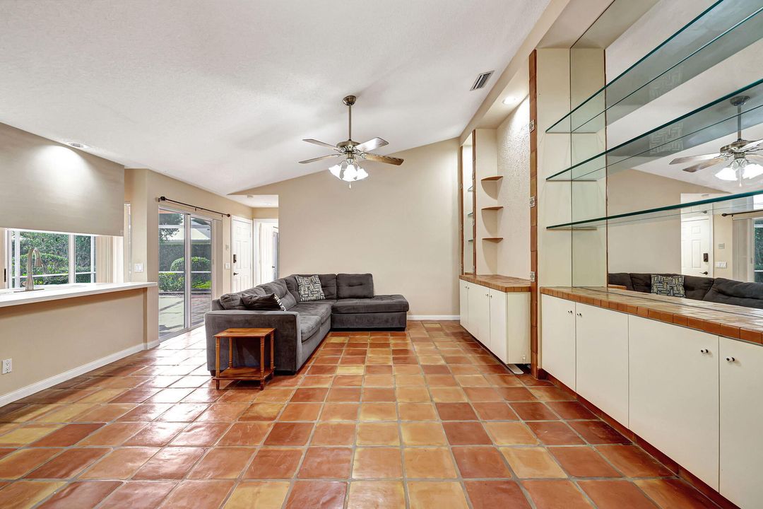 For Sale: $325,000 (2 beds, 2 baths, 1111 Square Feet)