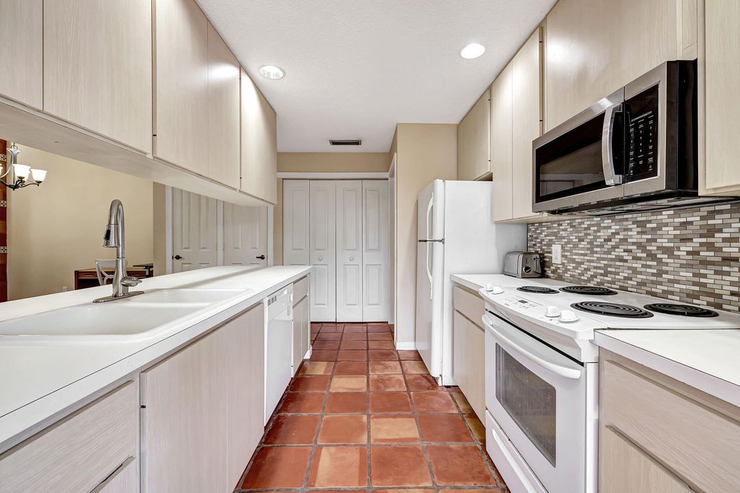 For Sale: $325,000 (2 beds, 2 baths, 1111 Square Feet)