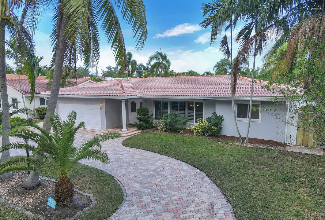 Active With Contract: $999,900 (4 beds, 3 baths, 1934 Square Feet)