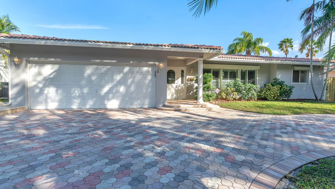 Active With Contract: $999,900 (4 beds, 3 baths, 1934 Square Feet)