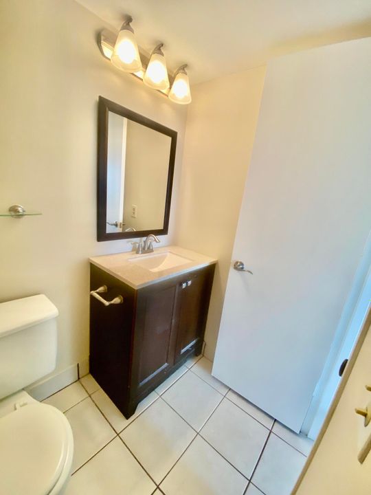 Active With Contract: $1,600 (2 beds, 1 baths, 840 Square Feet)