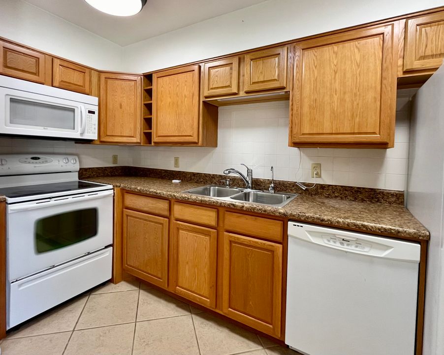 For Sale: $500,000 (2 beds, 2 baths, 952 Square Feet)