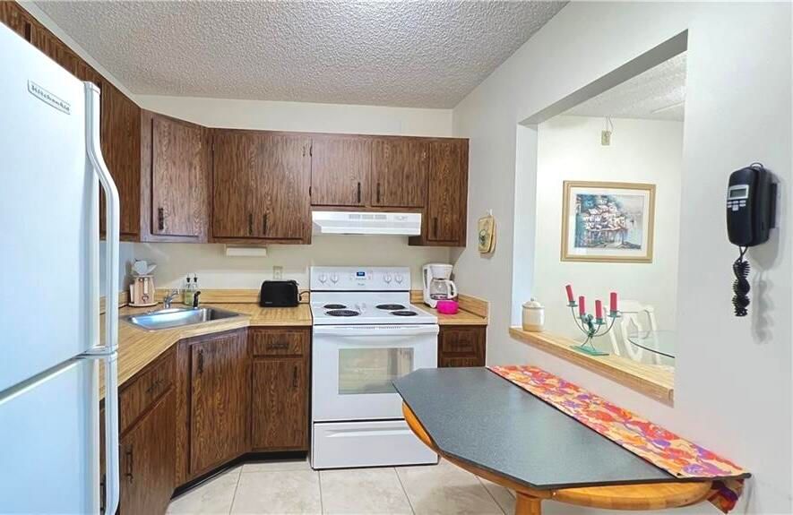 For Sale: $138,500 (1 beds, 1 baths, 682 Square Feet)