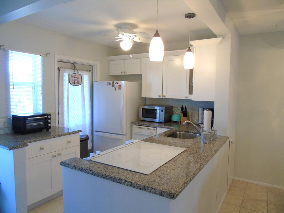For Rent: $1,750 (2 beds, 2 baths, 872 Square Feet)