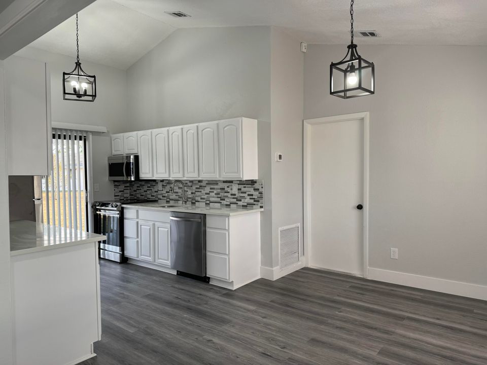 For Sale: $359,000 (3 beds, 2 baths, 1272 Square Feet)