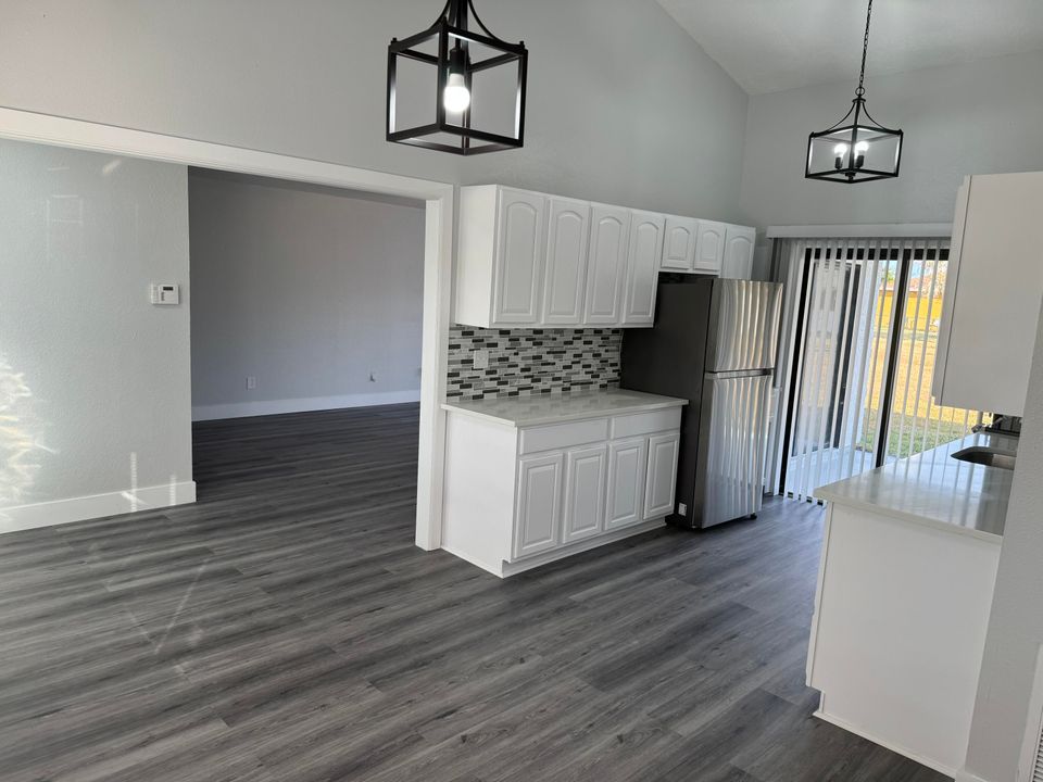 For Sale: $350,000 (3 beds, 2 baths, 1272 Square Feet)