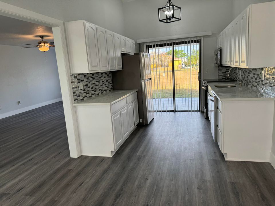 For Sale: $359,000 (3 beds, 2 baths, 1272 Square Feet)