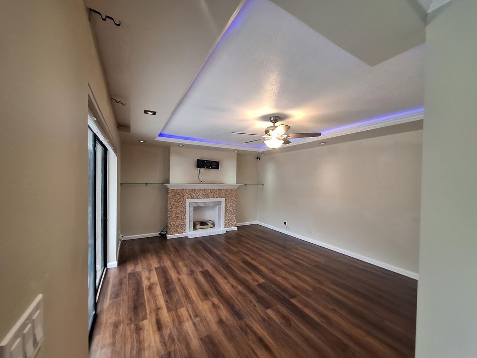 For Sale: $325,000 (2 beds, 2 baths, 1236 Square Feet)