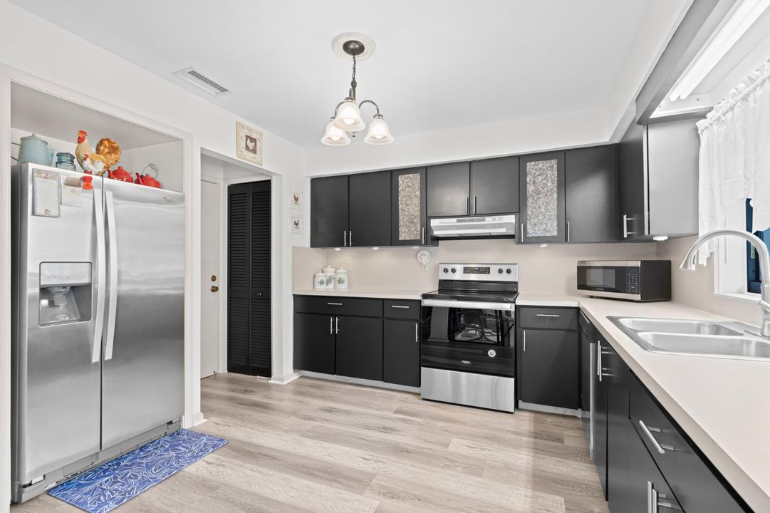 For Sale: $295,000 (2 beds, 2 baths, 1400 Square Feet)