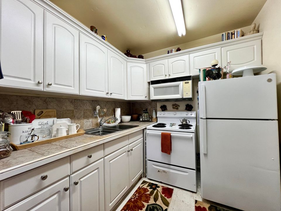 For Sale: $126,000 (1 beds, 1 baths, 684 Square Feet)