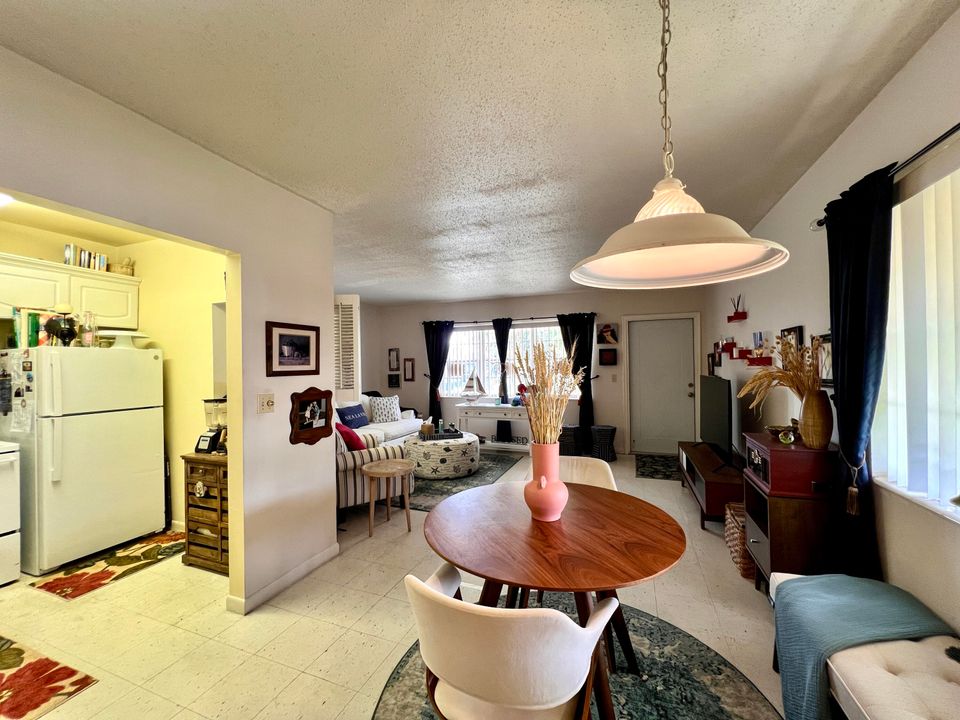 For Sale: $126,000 (1 beds, 1 baths, 684 Square Feet)