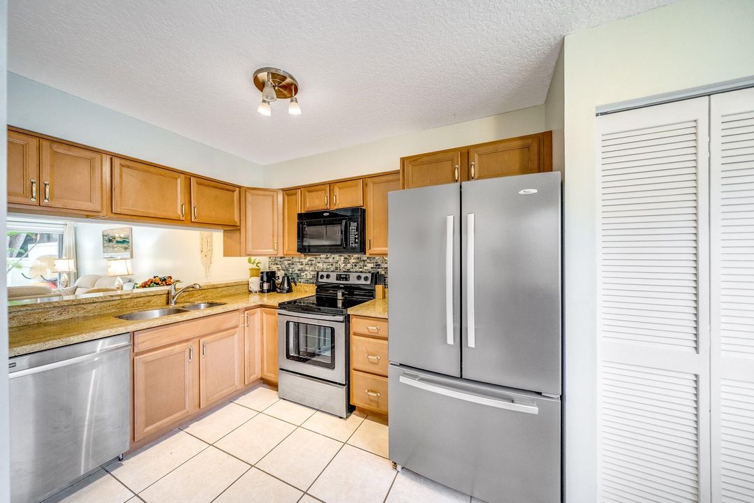 For Sale: $350,000 (2 beds, 2 baths, 1159 Square Feet)