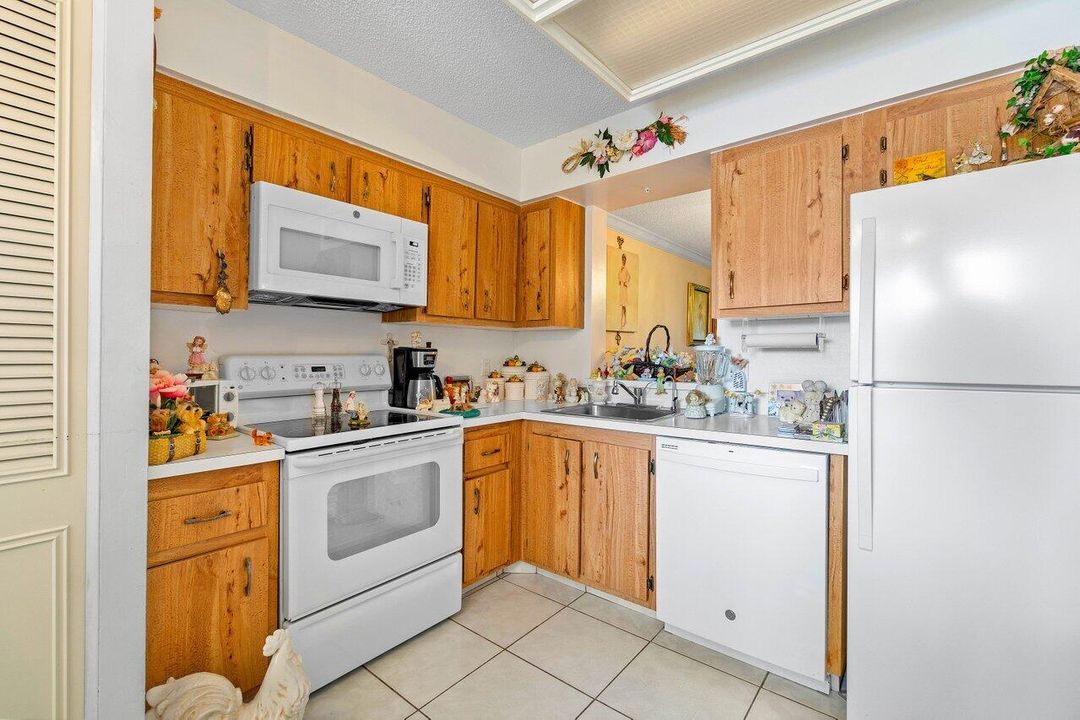 For Sale: $169,500 (1 beds, 2 baths, 912 Square Feet)