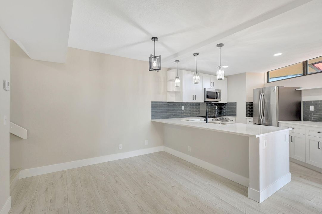 For Sale: $364,000 (2 beds, 2 baths, 1218 Square Feet)