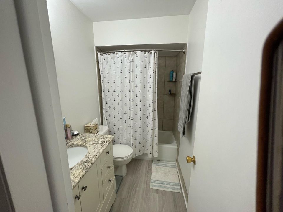 For Sale: $280,000 (1 beds, 1 baths, 639 Square Feet)