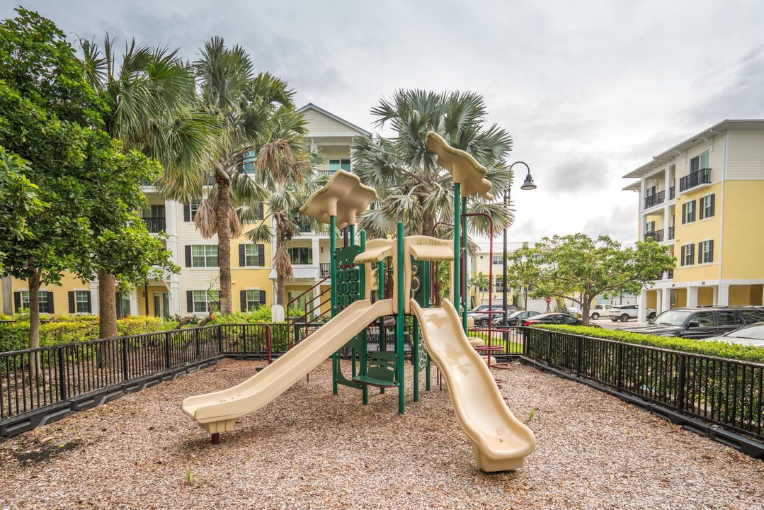 Active With Contract: $3,300 (3 beds, 2 baths, 1643 Square Feet)