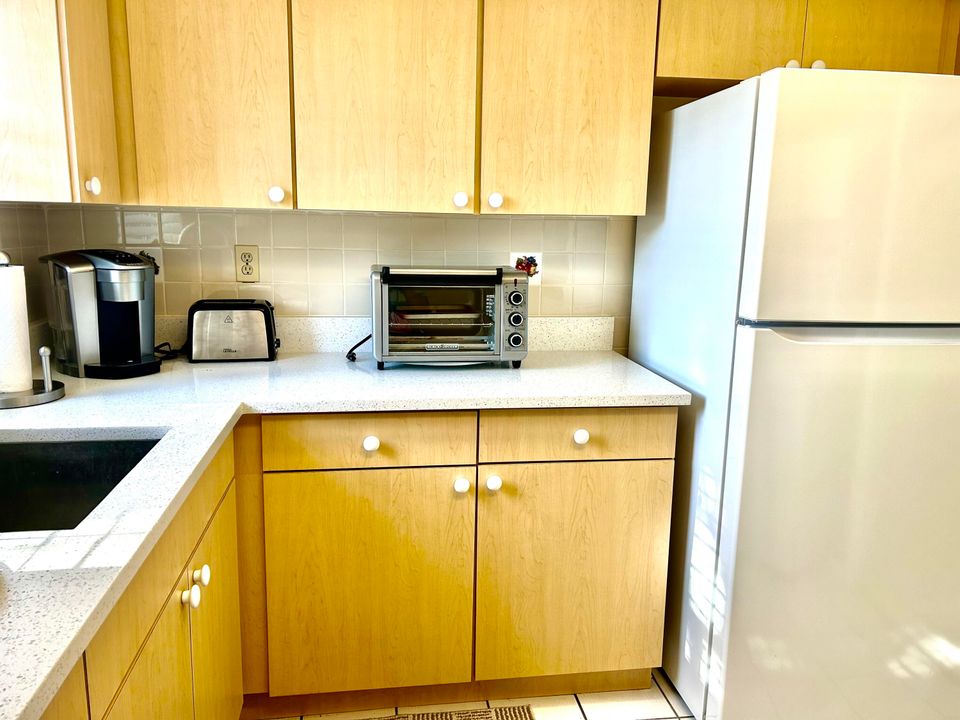 For Sale: $158,900 (2 beds, 1 baths, 829 Square Feet)