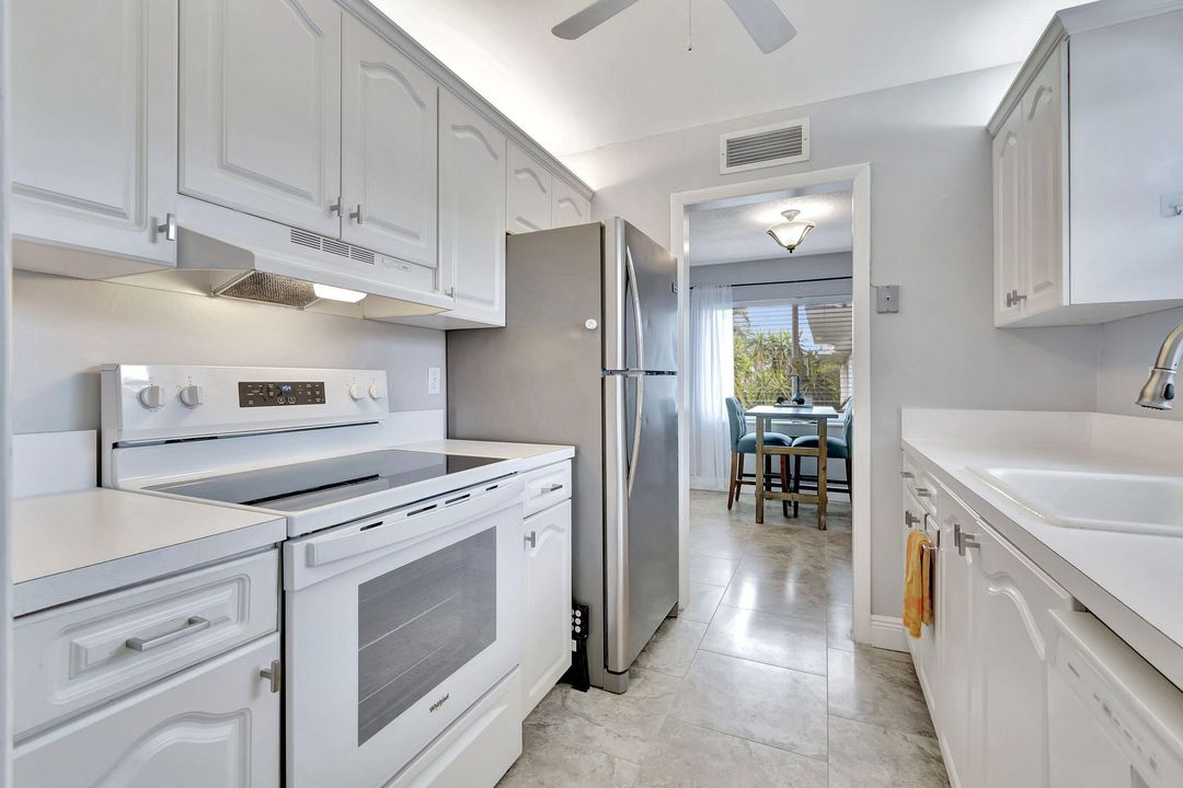 For Sale: $239,000 (1 beds, 1 baths, 836 Square Feet)