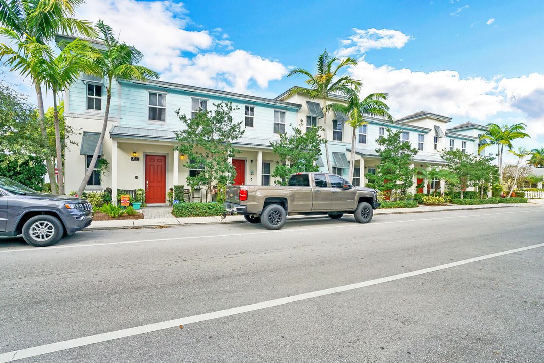 For Sale: $439,900 (3 beds, 2 baths, 1688 Square Feet)