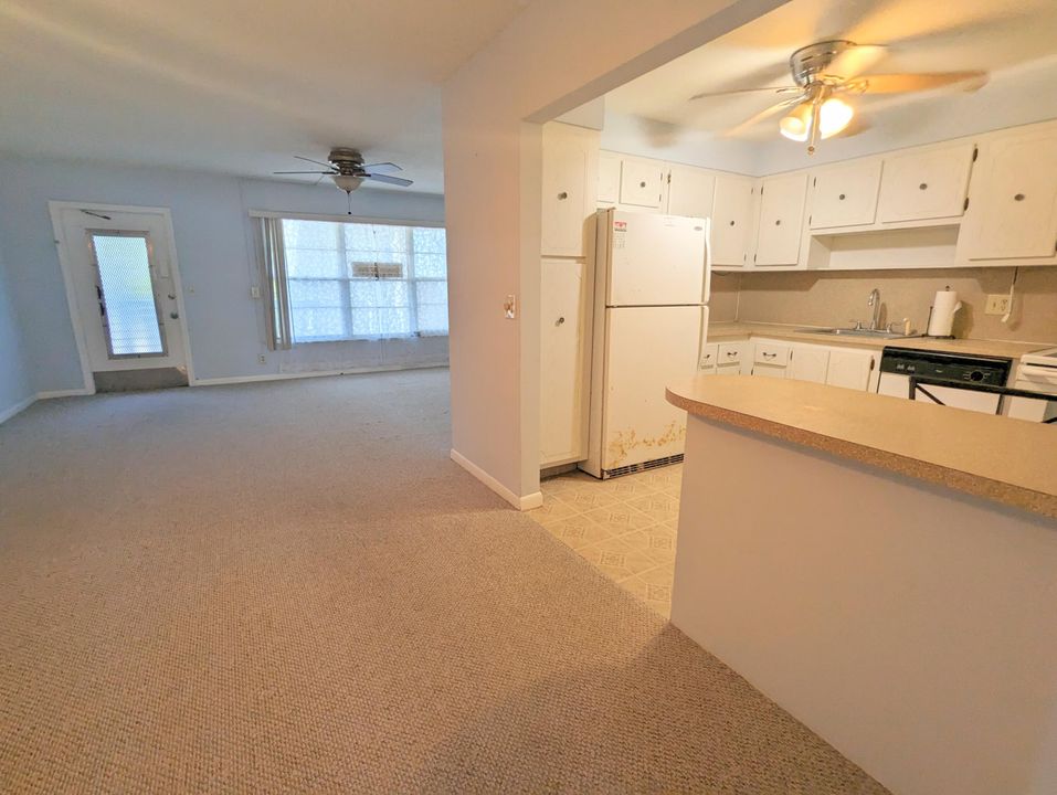 For Sale: $99,500 (1 beds, 1 baths, 842 Square Feet)