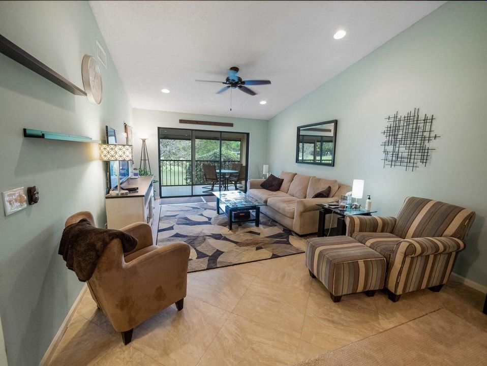 Active With Contract: $2,400 (2 beds, 2 baths, 1178 Square Feet)