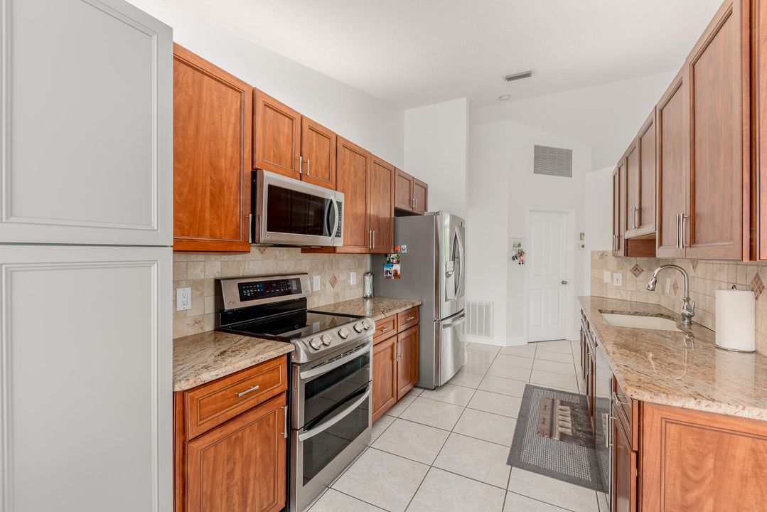 Active With Contract: $440,000 (3 beds, 2 baths, 1646 Square Feet)