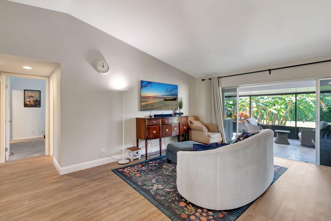 Active With Contract: $335,000 (2 beds, 2 baths, 1038 Square Feet)