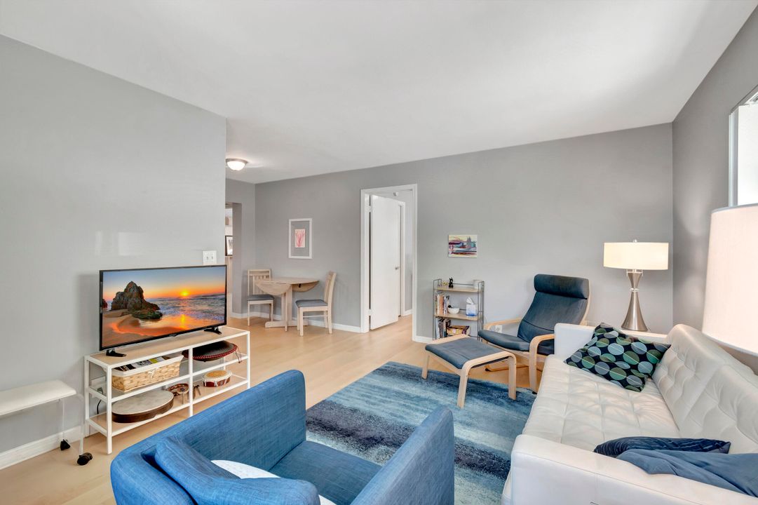 Active With Contract: $249,000 (2 beds, 2 baths, 753 Square Feet)
