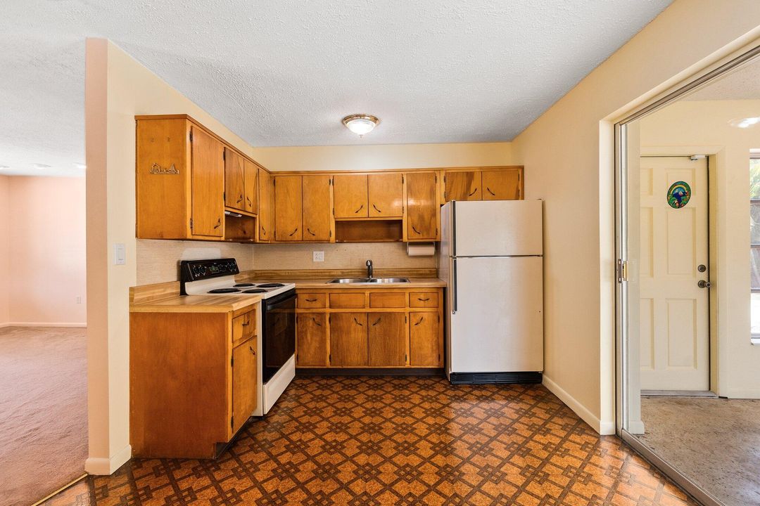 For Sale: $275,000 (2 beds, 1 baths, 946 Square Feet)