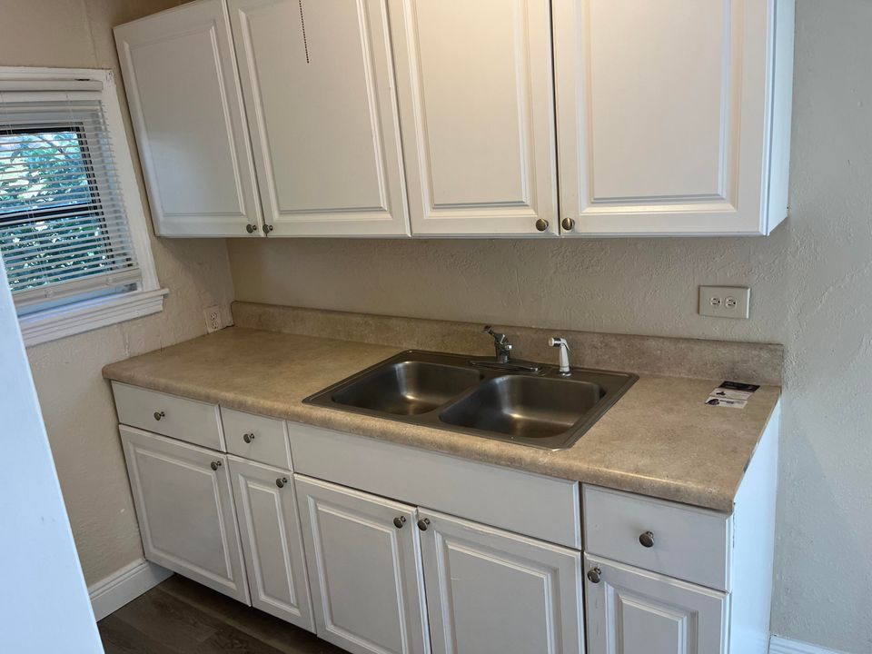 For Rent: $1,550 (1 beds, 2 baths, 1184 Square Feet)