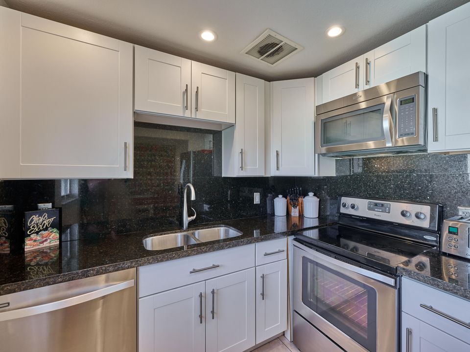 For Sale: $174,900 (2 beds, 2 baths, 880 Square Feet)