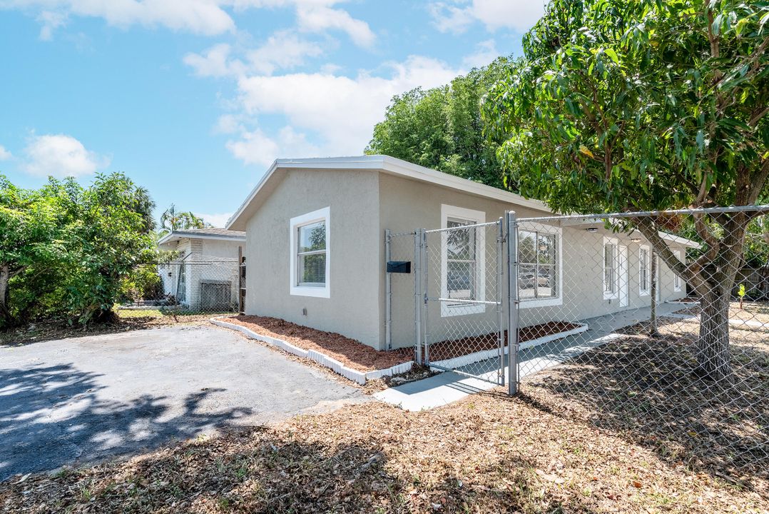 Active With Contract: $389,900 (3 beds, 2 baths, 1300 Square Feet)