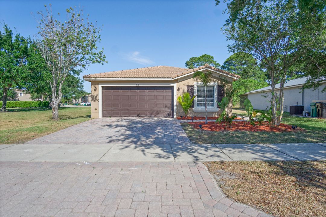 For Sale: $350,000 (4 beds, 2 baths, 1596 Square Feet)