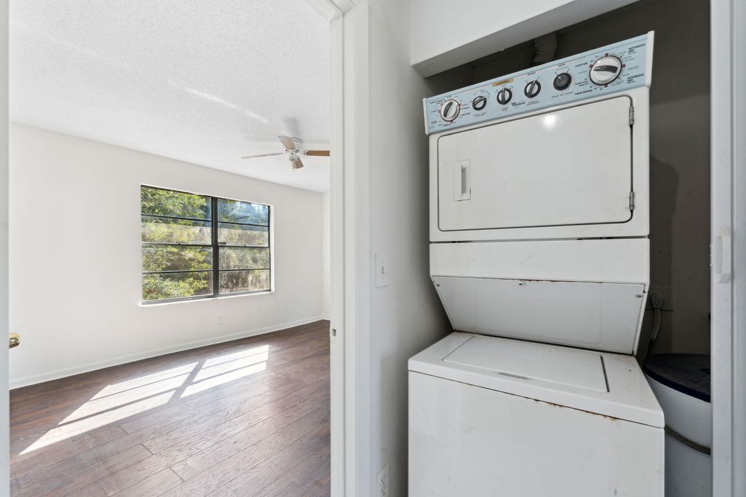 For Sale: $200,000 (2 beds, 1 baths, 963 Square Feet)