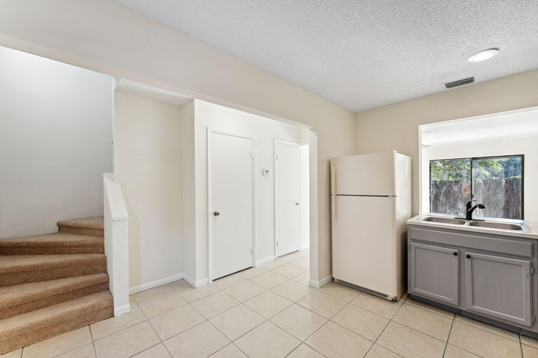 For Sale: $200,000 (2 beds, 1 baths, 963 Square Feet)