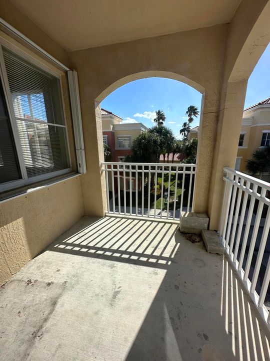 For Rent: $2,675 (2 beds, 2 baths, 1403 Square Feet)