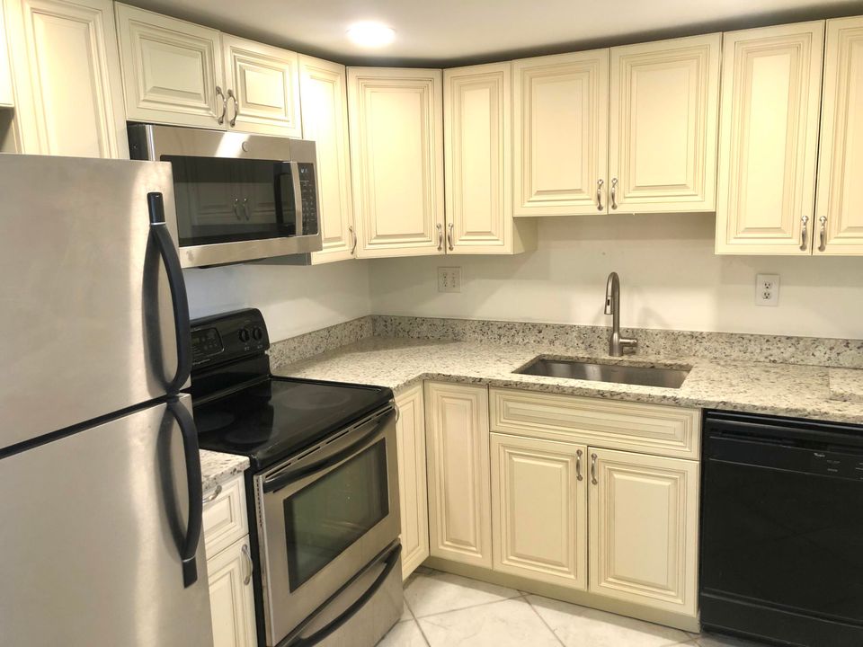For Rent: $1,950 (2 beds, 2 baths, 910 Square Feet)